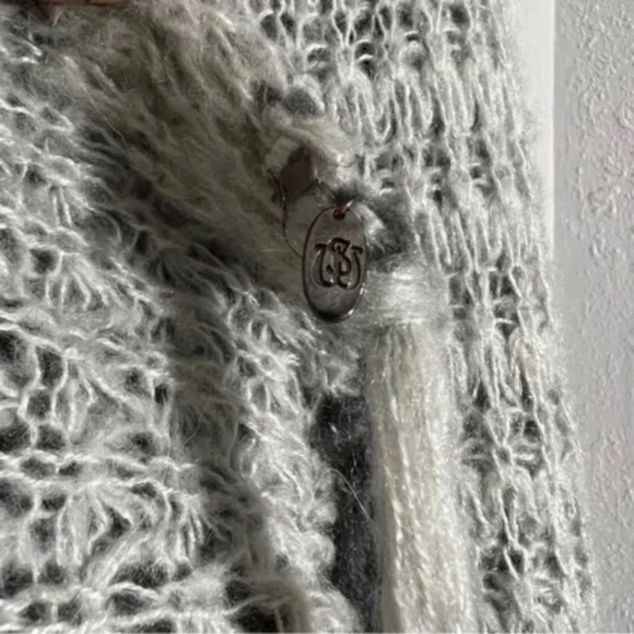 Button up two tone knitted blanket shawl / scarf - Picture 8 of 8